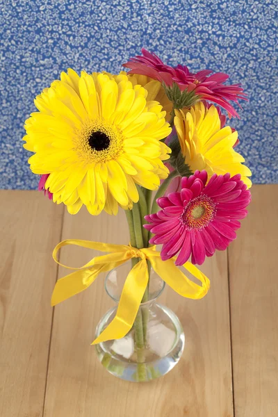 花瓶里的粉红色和黄色雏菊花 — 图库照片