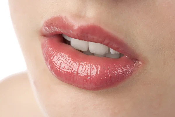 Glanzende lippen van een vrouw — Stockfoto