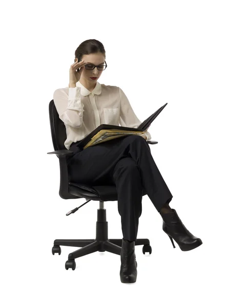 Сидящая деловая женщина с папками — стоковое фото