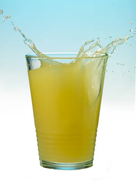 Spritzender Zitronensaft — Stockfoto