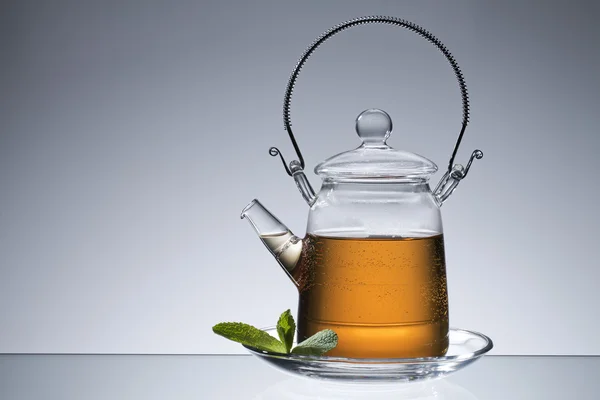 Чай в прозрачном чайнике — стоковое фото