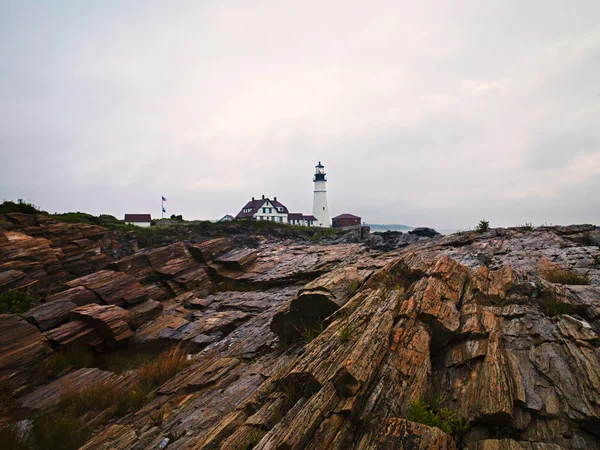 Kayalar arka planda deniz feneri ile vurdu kadar yakın — Stok fotoğraf