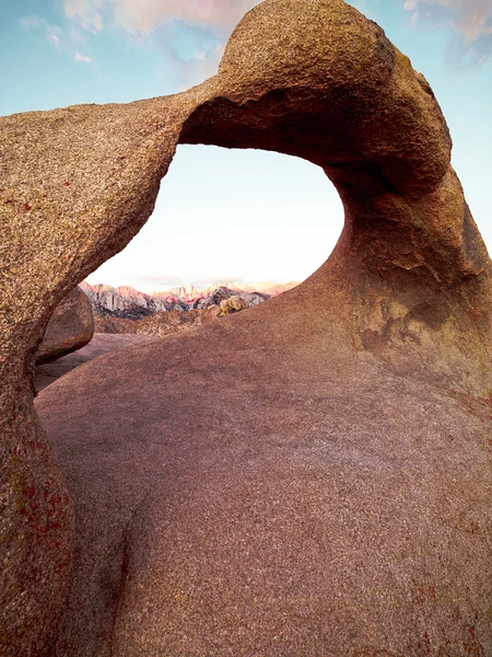 Vista de perto de uma rocha arqueada — Fotografia de Stock