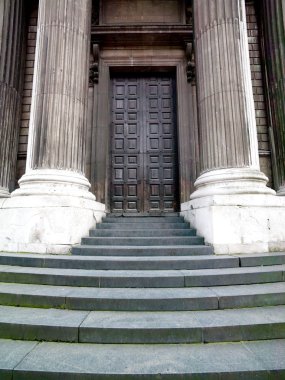 ayağı ile büyük kapı