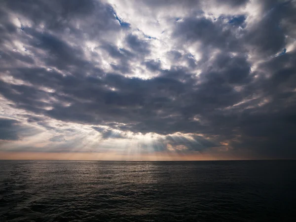 Bild von wolkenverhangenem Himmel und Meer bei Sonnenuntergang — Stockfoto