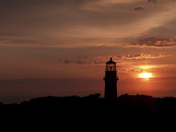 Phare au coucher du soleil au vignoble marthas — Photo