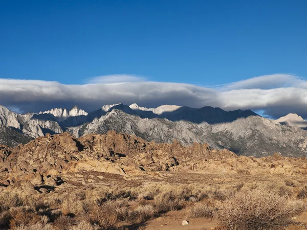 Weergave van een bergketen met cloudscape op de achtergrond — Stockfoto