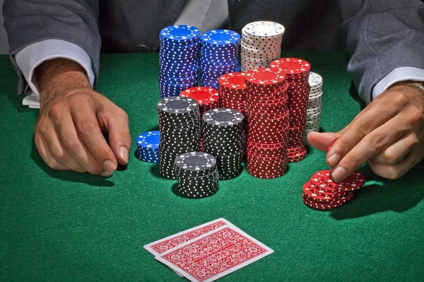 Um jogador que joga no casino — Fotografia de Stock