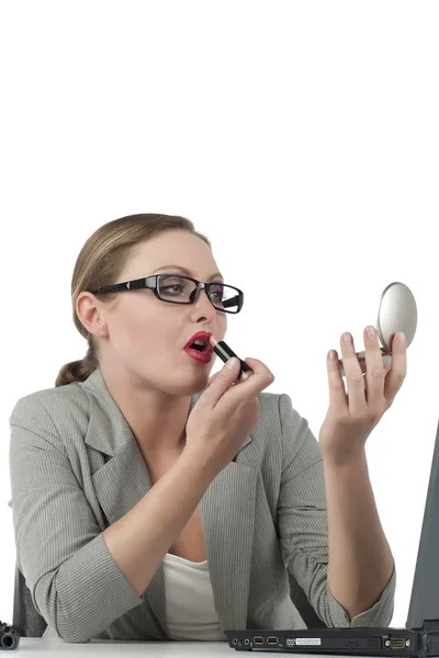 Zakenvrouw zetten lippenstift op haar lippen — Stockfoto
