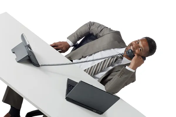 Um empresário feliz na mesa de escritório relaxante — Fotografia de Stock