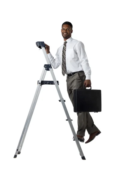 Afro-Amerikaanse zakenman beklimmen van de ladder — Stockfoto