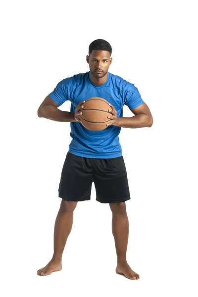 篮球运动员把球传 — 图库照片