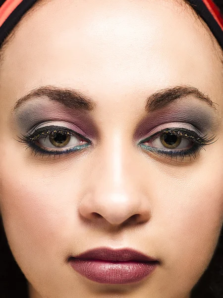Make up giyen güzel bir kadın portresi — Stok fotoğraf