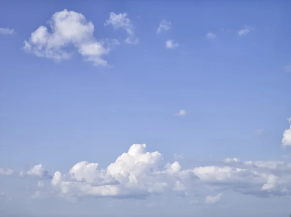 Bulutlar ve gökyüzü doğal görünümü — Stok fotoğraf