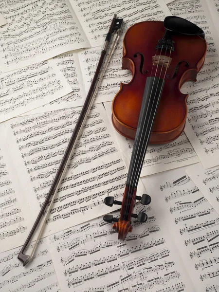 Скрипка і ноти — стокове фото