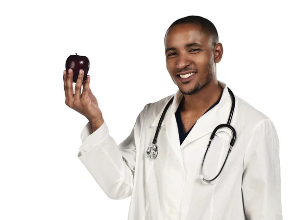 Junger afrikanisch-amerikanischer Arzt hält einen Apfel — Stockfoto