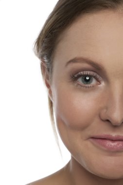 yarısı kadın yüzü gülüyor