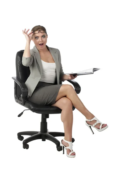 Schock-Geschäftsfrau sitzt auf dem Stuhl — Stockfoto