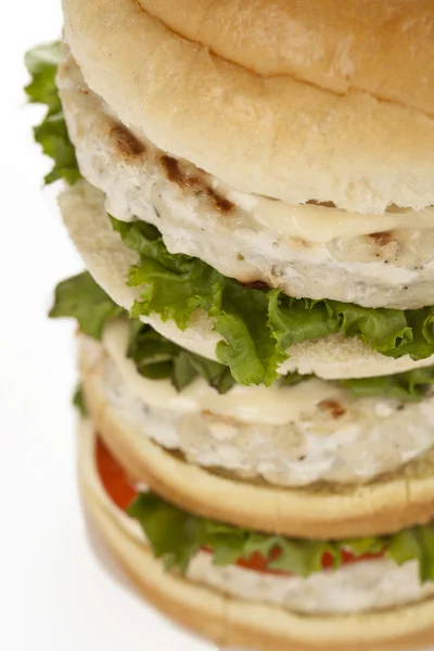 고기 및 야채를 가진 키 큰 햄버거 — 스톡 사진