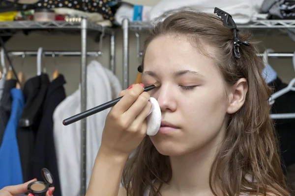 Tienermeisje met haar make-up — Stockfoto