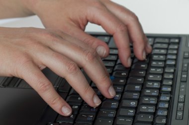 kadın el dizüstü klavye