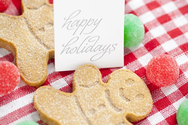 Primer plano de feliz vacaciones etiqueta con dulces de pan de jengibre — Foto de Stock