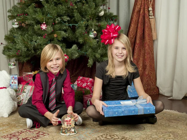 744 retrato de hermano y hermana sentados en el suelo con regalo bo —  Fotos de Stock