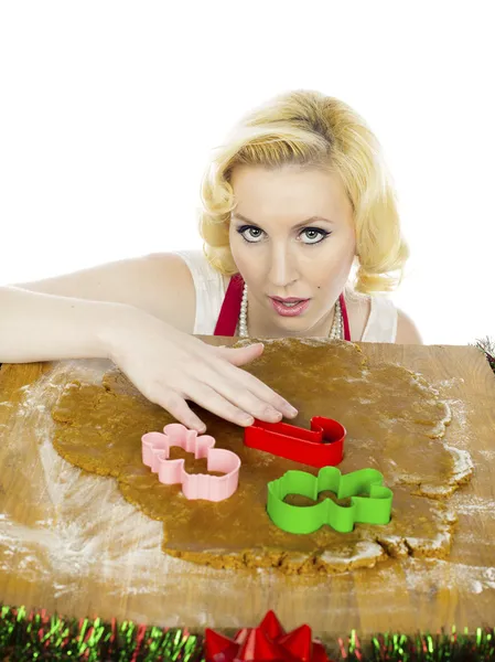 クリスマス クッキーを作る魅力的な若い女性 — ストック写真