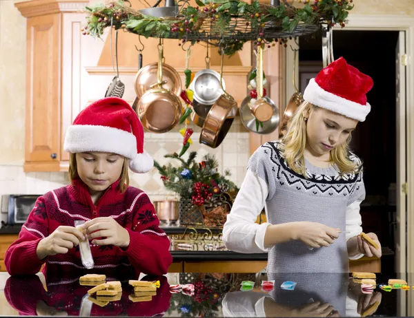 Brother and sister making gingerbread house — Stock Photo, Image