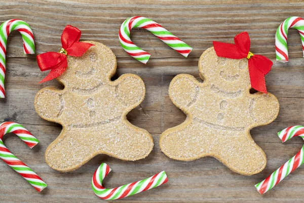 Close up shot of christmas gingerbread men with candy canes — Stock Photo, Image