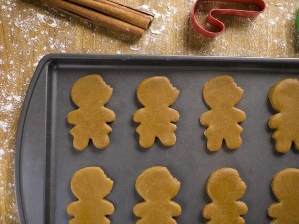 Close up shot of gingerbread cookies in tray — Stock Photo, Image