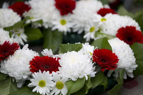Primer plano tiro de corona de flores rojas y blancas — Foto de Stock