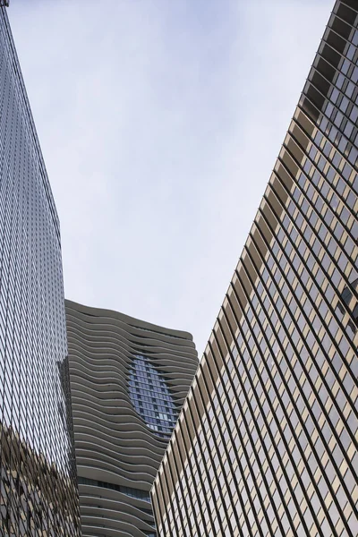 Commercieel gebouw in een heldere hemel — Stockfoto