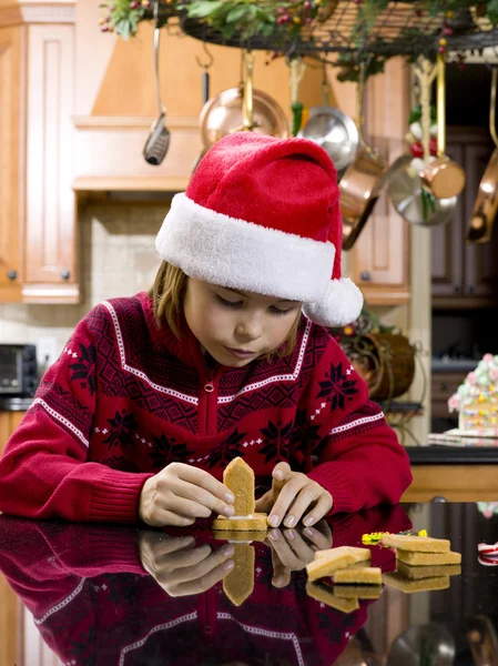 Söt pojke gör pepparkakshus — Stockfoto