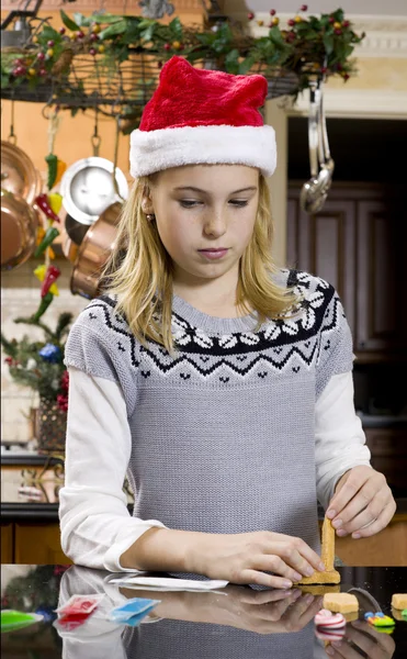 Girl making gingerbread house — Stock Photo, Image