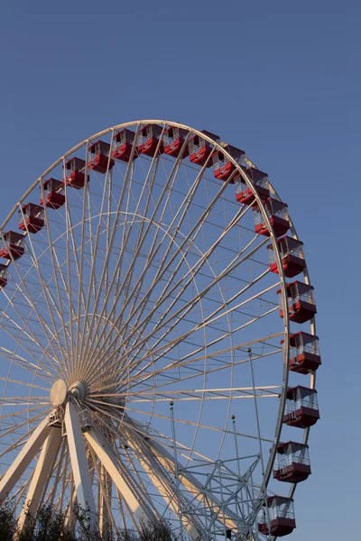 Laag hoekzicht van ferris wiel tegen blauwe lucht — Stockfoto