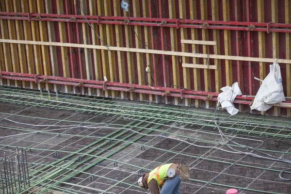 Homem que trabalha no estaleiro de construção — Fotografia de Stock