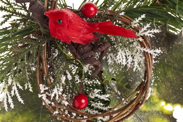 Kiefernzweig mit roten Beeren und Vogel zur Weihnachtsdekoration — Stockfoto