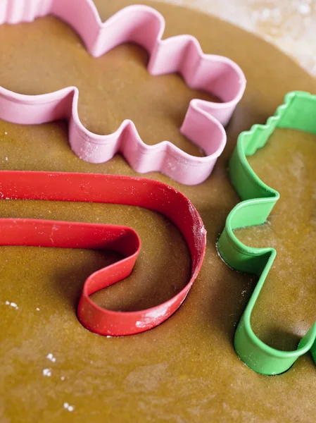 Plastic cookie cutter on gingerbread dough — Stock Photo, Image