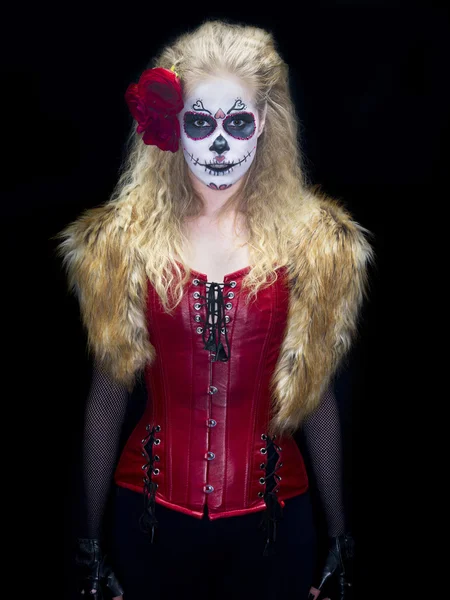 Retrato imagem de uma fêmea vestindo arte popular tradicional contra — Fotografia de Stock