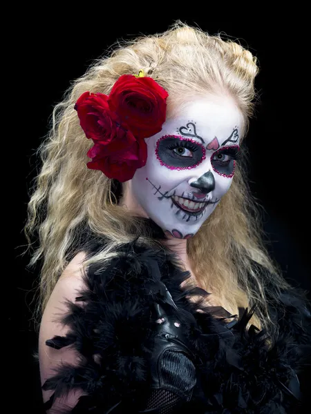 Portrait image d'une fille heureuse portant maquillage du visage et roses — Photo