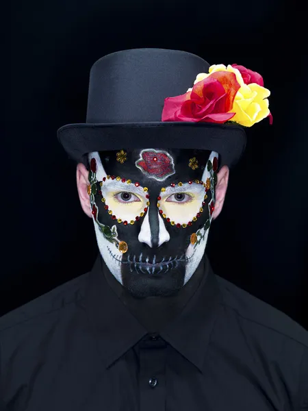 Geleneksel şeker kafatası giyen bir adam portresi görüntüsünü makyaj — Stok fotoğraf