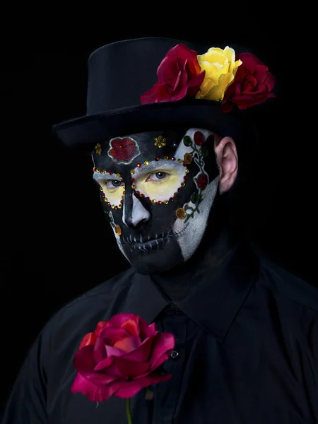 Bir adam geleneksel şeker kafatası ile portre çekim yapmak — Stok fotoğraf