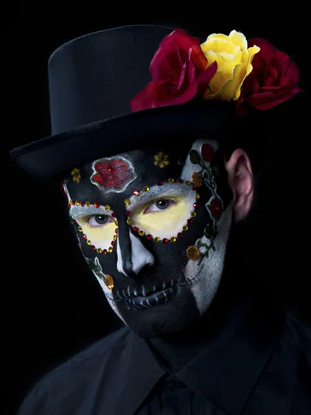 Retrato de un hombre asustadizo con maquillaje de cara y sombrero — Foto de Stock