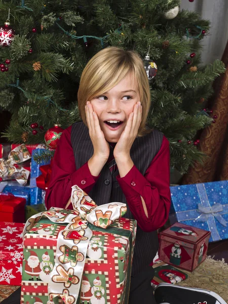 Schockierter Junge mit seinem Weihnachtsgeschenk — Stockfoto