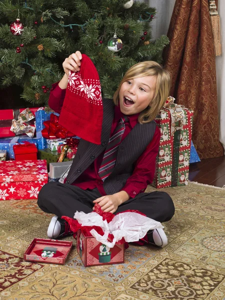 Sorpreso ragazzo biondo con il suo regalo di Natale — Foto Stock