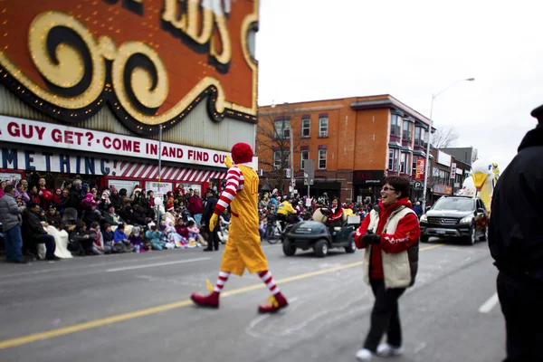View of a tall man in clowns costume performing on road — Stock Photo, Image