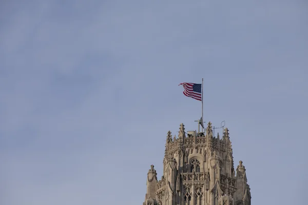 Blick auf einen Turm mit amerikanischer Flagge — Stockfoto