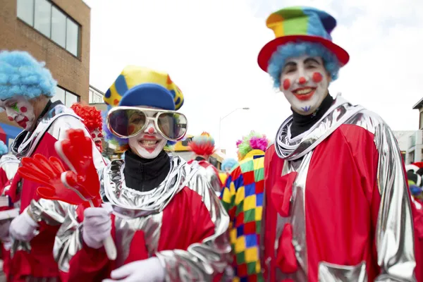 Vue de l'homme et de la femme en costume de clowns et peinture de visage — Photo