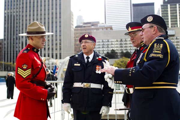 Vue des hommes âgés en uniforme militaire conversant avec un jeune homme — Photo